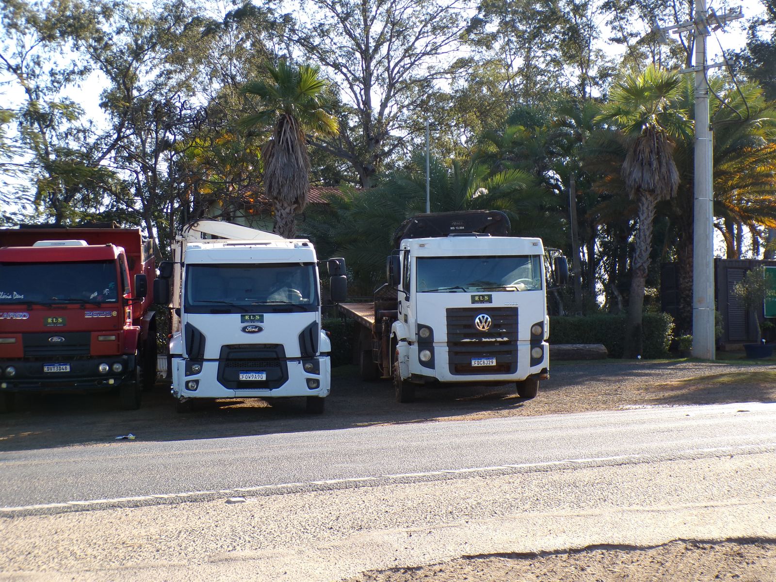 Caminhão munck RLS